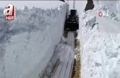 Hakkari’de 7 metreyi bulan karda çalışma
