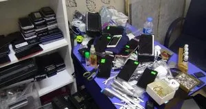 Havalimanında unutulan 5 kamyon eşya satışa çıkıyor