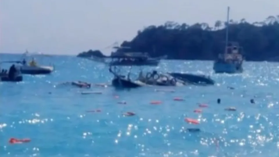 Ölüdeniz’de tur teknesi battı! Can kaybı yok