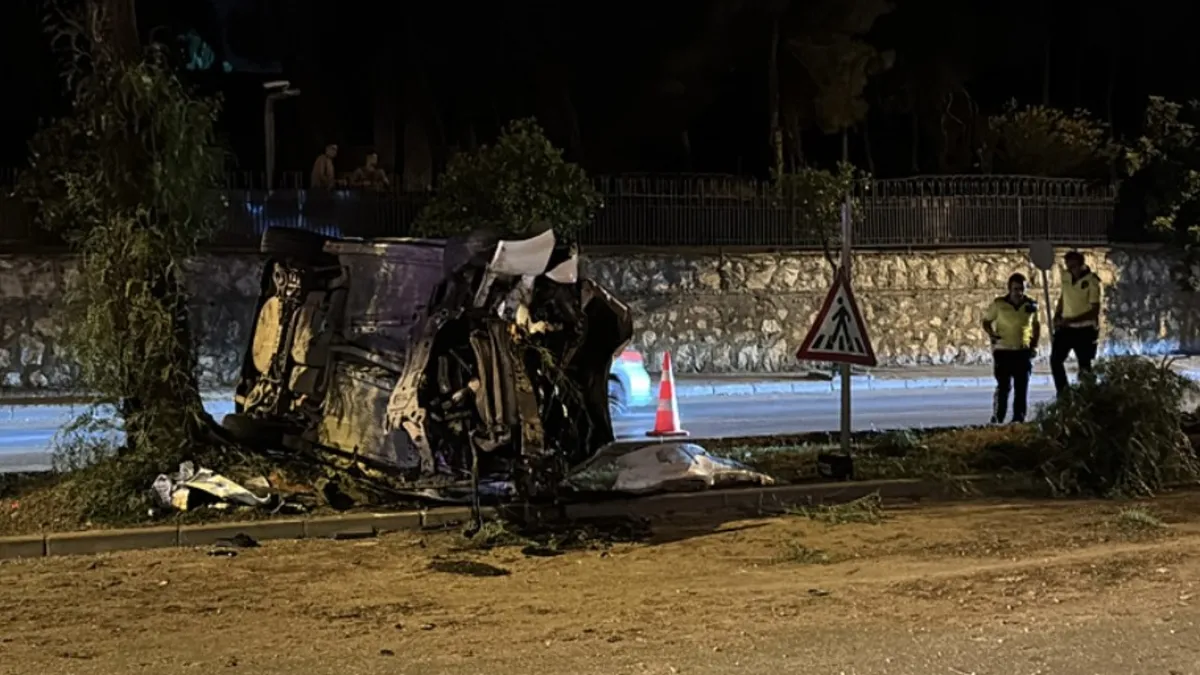 Adana'da feci kaza: Otomobil refüjdeki ağaca çarptı: 5 yaralı