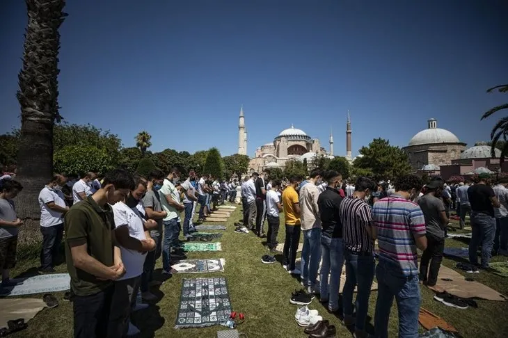 Ayasofya Camii’nde ikinci cumaya vatandaşlar yoğun ilgi gösterdi