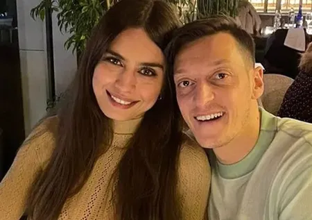 Mesut Özil ve Amine Gülşe'den takdir toplayan hareket! 18 çocuğun eğitimini üstlendiler! Ünlü çift 12 yıllık...