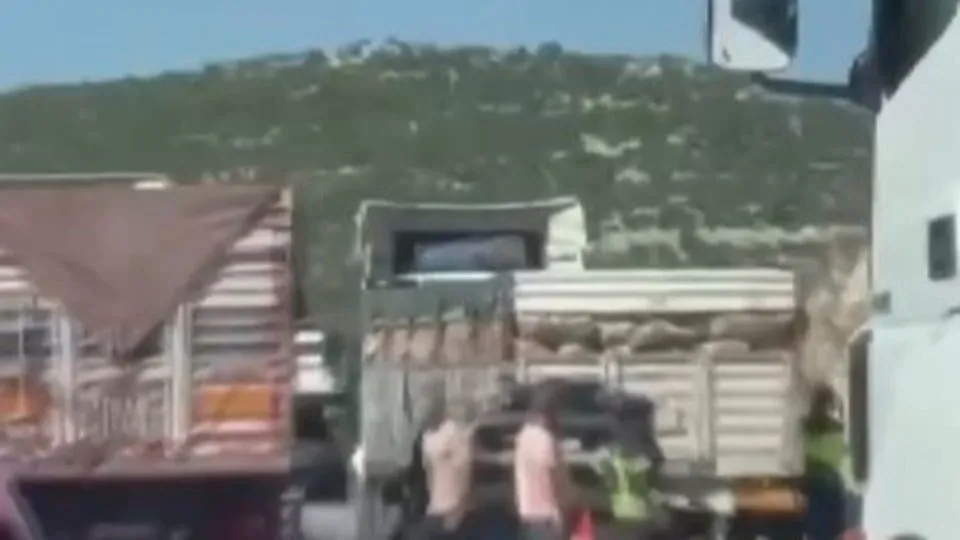 TIR’a arkadan çarpan hafif ticari araçtaki 5 kişi öldü