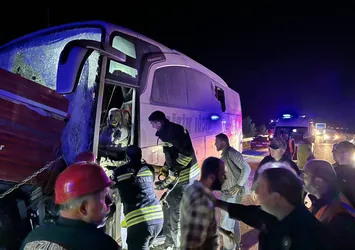 Erzurum'da yolcu otobüsü traktörle çarpıştı! 2 kişi öldü 18 kişi yaralandı