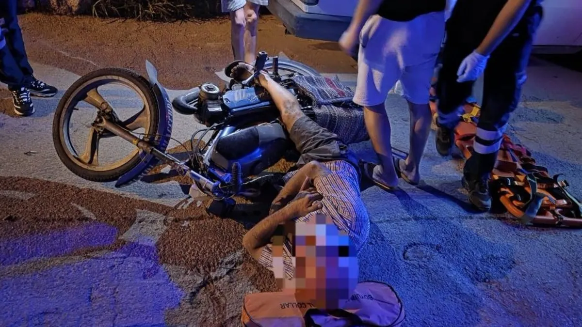 Ayağı motosiklet pedalına sıkışan sürücünün imdadına polisler yetişti