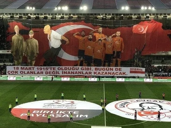 Başakşehir tribünlerinde muhteşem koreografi - 1