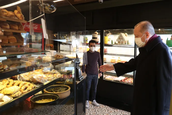 Son dakika: Başkan Erdoğan Üsküdar’da fırına uğradı! Vatandaşlarla sohbet etti