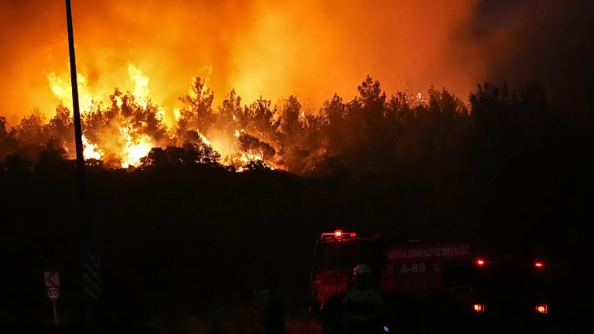 İzmir'deki 3 yangın kontrol altına alındı! Bakan Yumaklı yangınların çıkış nedenini açıkladı