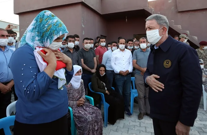 Milli Savunma Bakanı Hulusi Akar Silopi'de şehit olan işçilerin ailelerini ziyaret etti - 1