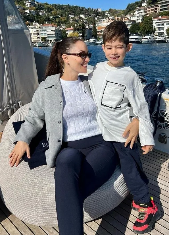 Karan ile Kerem’i paylaştı! Fahriye Evcen’den boğaz pozları