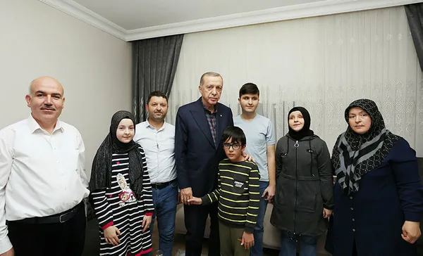 baskan-erdogan-gorme-engelli-hafiz-ravzanur-kocakeri-evinde-ziyaret-etti-1669489004323.jpg Başkan Erdoğan görme engelli hafız Ravzanur Koçaker’i evinde ziyaret etti - 2