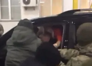 Fahri konsolos böyle yakalandı! Araçtan binlerce paket çıktı