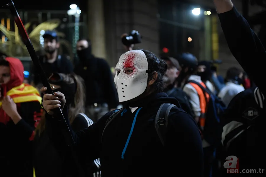 İspanya'da ayrılıkçıların gösterisine polis müdahalesi! Sokaklar savaş alanına döndü 1