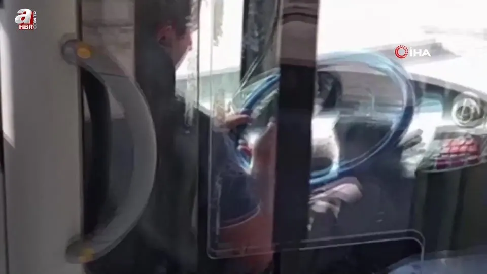 Otobüs şoförü seyir halindeyken telefonla oynadı! O anlar kamerada