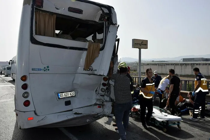 1716281781371.jpeg Manisa'da 2 midibüs ve 1 otobüs birbirine girdi! Zincirleme kazada 35 yaralı - 1