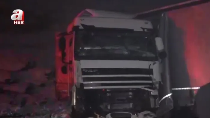 sanliurfada-zincirleme-felaket-7-tir-birbirine-girdi-2-yarali-a-haber-bolgede-1767287711774.jpg A Haber muhabiri Mehmet Geçgel, kaza bölgesine giderek son gelişmeleri aktardı. (Ekran görüntüsü)