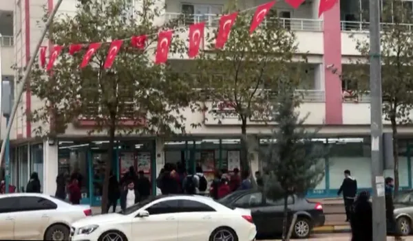 diyarbakirda-balkonun-korkuluklarindan-cikip-oyun-oynayan-kiz-kamerada-babasi-son-anda-kurtardi-1638259440666.jpg Diyarbakır’da balkonun korkuluklarından çıkıp oyun oynayan kız kamerada! Babası son anda kurtardı - 2