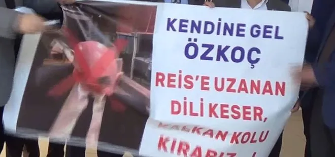 Muhtarlardan Başkan Erdoğan’a hakaret eden CHP’li Engin Özkoç’a sert tepki! Pankartı parçalayıp yaktılar