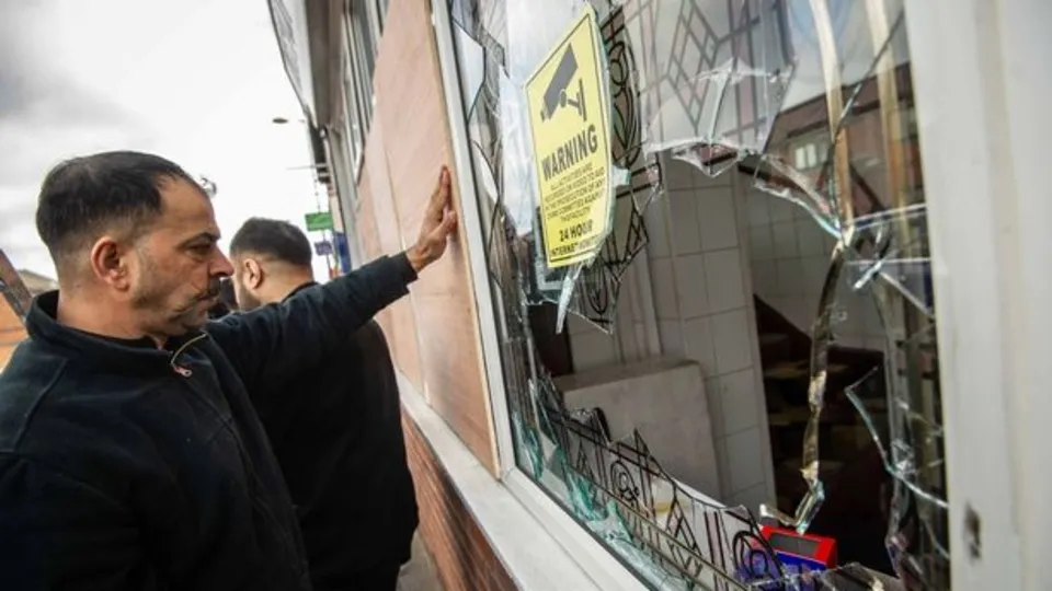 İngiltere Birmingham'da 4 camiye balyozla saldırı