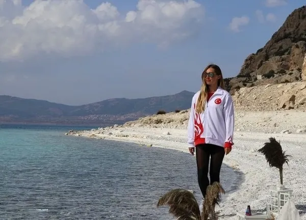 Milli sporcu Şahika Ercümen’den dünya rekoru!