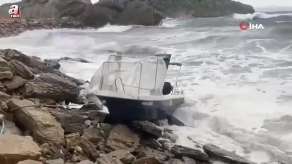 Fırtına Erdek’te limanda bağlı tekneyi Biga’ya sürükledi