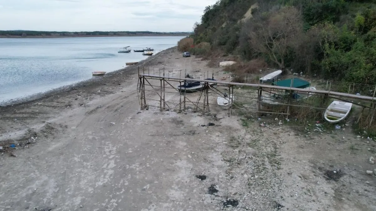 Terkos Gölü'nde kuraklık etkisi! Su 10 metre geri çekildi