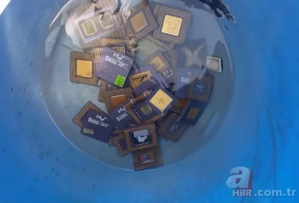 Eski bilgisayar parçalarından altın çıkardı! 10