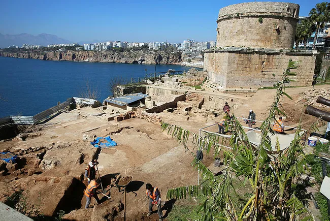 Antalya'da Hıdırlık Kulesi çevresindeki kazılarda Roma dönemine ait hamam kalıntıları bulundu - 1