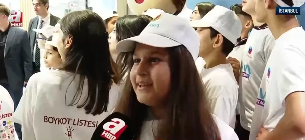 esra-albayraktan-anne-ve-babalara-cagri-cocuklarimizi-dijital-mecradan-korumaliyiz-1779296593685.jpg Programa katılan öğrenciler de yaz okullarına ilişkin heyecanlarını paylaştı (Fotoğraf: ahaber.com.tr - ekran görüntüsü)