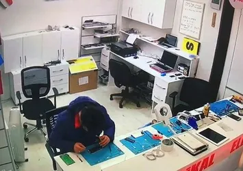 Cep telefonu bataryası bomba gibi patladı