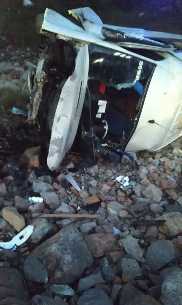 Tatvan'da minibüs şarampole yuvarlandı: 1 ölü, 11 yaralı - 1