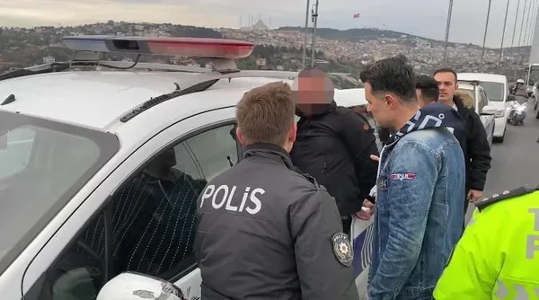 15-temmuz-sehitler-koprusunde-tansiyonlar-yukseldi-otomobilin-ustune-cikip-basindan-asagi-benzin-doktu-hortuml-1671110299893.jpg 15 Temmuz Şehitler Köprüsü'nde tansiyonlar yükseldi! Otomobilin üstüne çıkıp başından aşağı BENZİN DÖKTÜ! Hortumlu müdahaleye sinirlenince… - 5
