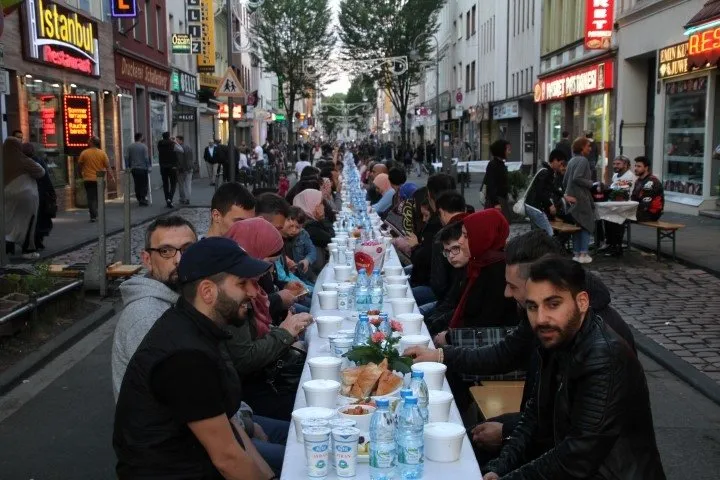 Almanya’da bombalanan sokakta iftar
