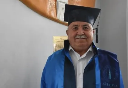 40-yil-once-biraktigi-universiteden-63-yasinda-mezun-oldu-1654788359607.jpg