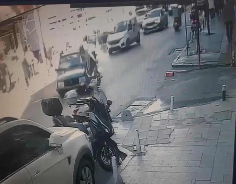 Kağıthane'de hatalı sollama kazası kamerada - 2