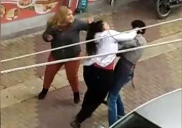Canını zor kurtardı! Kız kardeşler evire çevire dövdü
