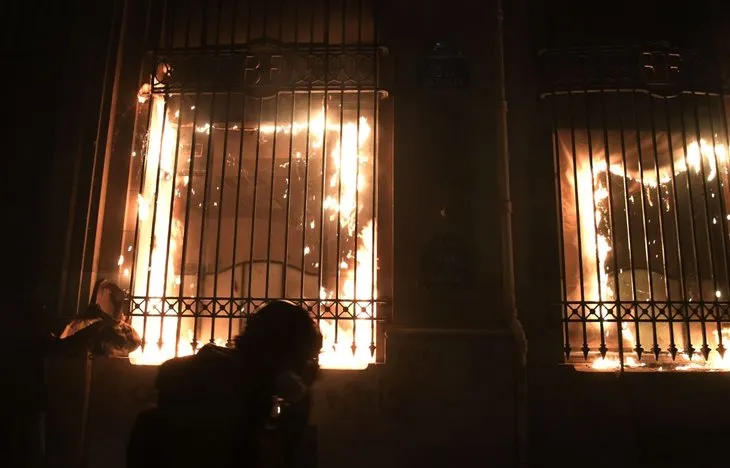 Fransa’da şok görüntüler! Protestocular Merkez Bankasını ateşe verdi