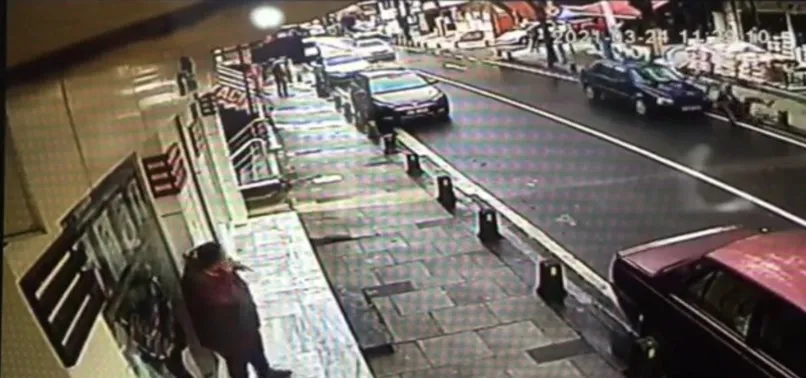 Kaput üstünde metrelerce sürüklendi! Dehşet anları kamerada