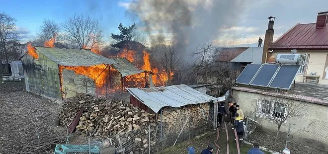 Bolu’da odunlukta başlayan yangında samanlık, depo, garaj ve otomobil de yandı