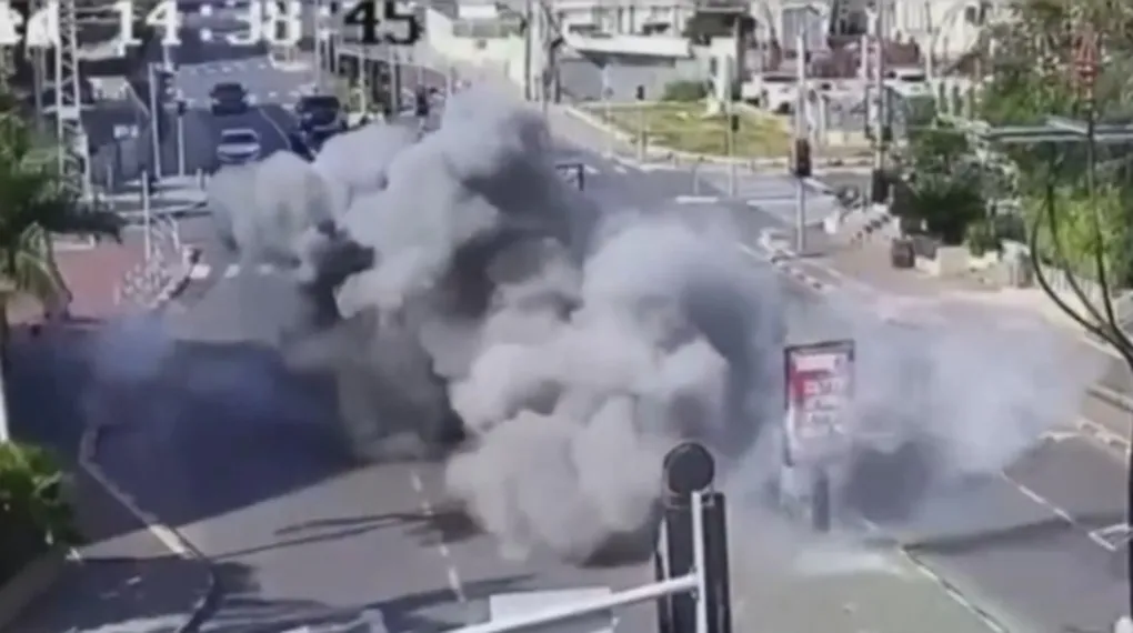 İşte İsrail'in göbeğine düşen İran füzesi