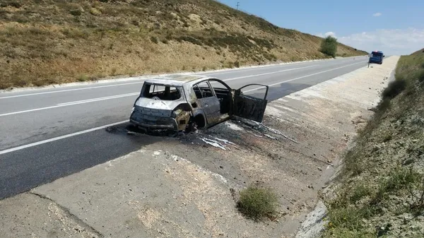 bilecikte-arac-alev-topuna-dondu-seyir-halinde-yanan-otomobil-hurdaya-dondu-1658475792861.jpg Bilecik’te araç alev topuna döndü! Seyir halinde yanan otomobil hurdaya döndü - 1