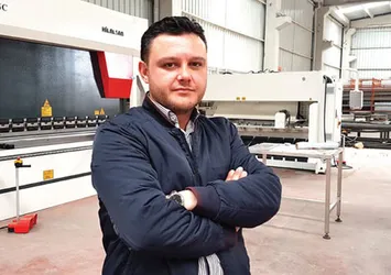 Çalışanlarının gözü önünde intihar etti