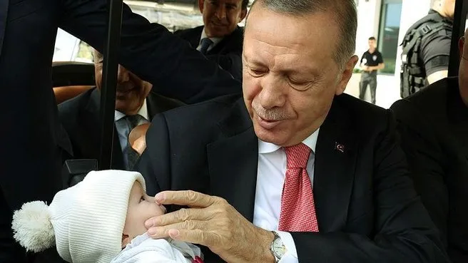 Başkan Recep Tayyip Erdoğan Galataport'ta! Başkan Erdoğan vatandaşlar ve turistlerle hatıra fotoğrafı çektirip sohbet etti