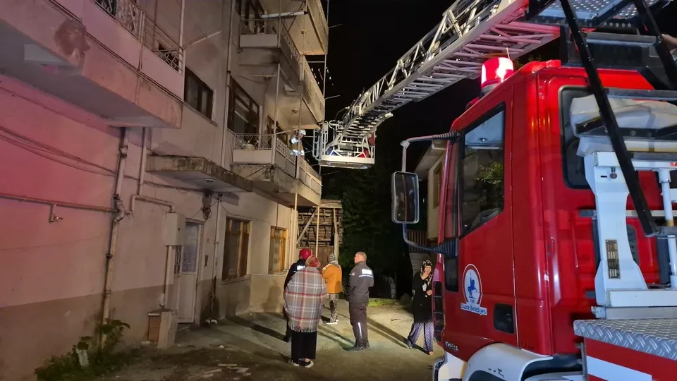 Çatıda çıkan yangın komşuları sokağa döktü!