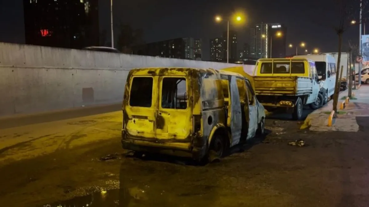 Küçükçekmece'de hafif ticari araç cayır cayır yandı: Araç küle döndü