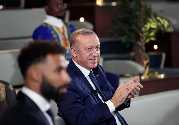 Başkan Erdoğan’dan faiz ve enflasyon açıklaması! Faiz indirimi sürecek mi? Afrikalı gençlerle buluşma programında son dakika açıklamaları