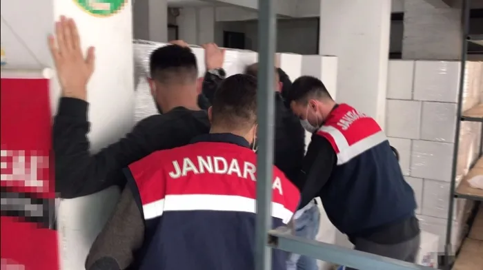 Jandarma’dan 1.9 milyonluk alkole darbe! Sahte içki ve dezenfektan üretip sağlıkla oynayacaklardı - 1