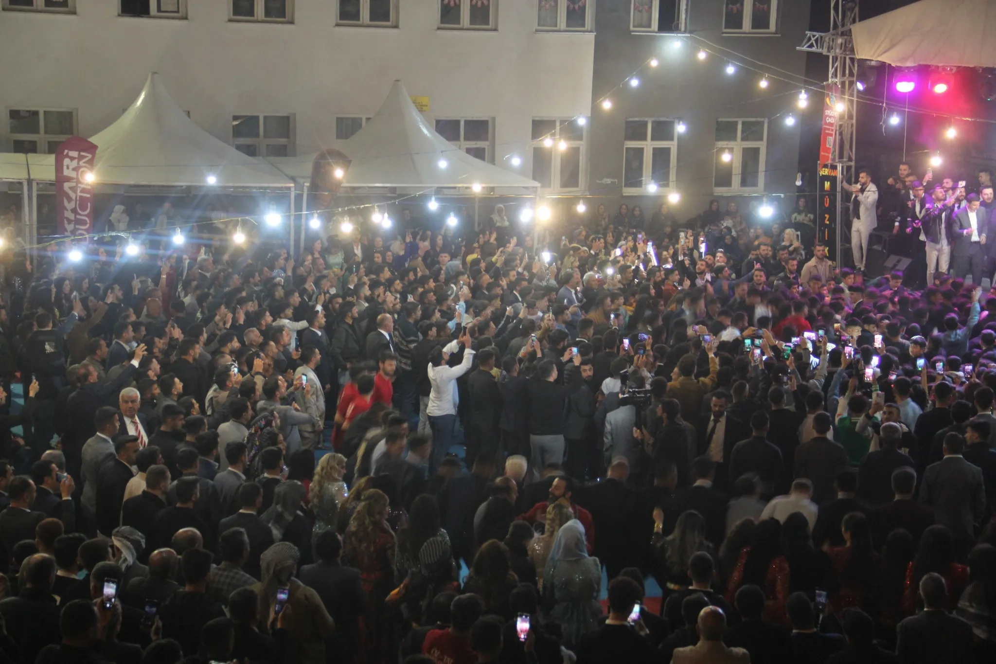 Böyle düğün görülmedi! Gelin ve damada takılanlar dudak uçuklattı
