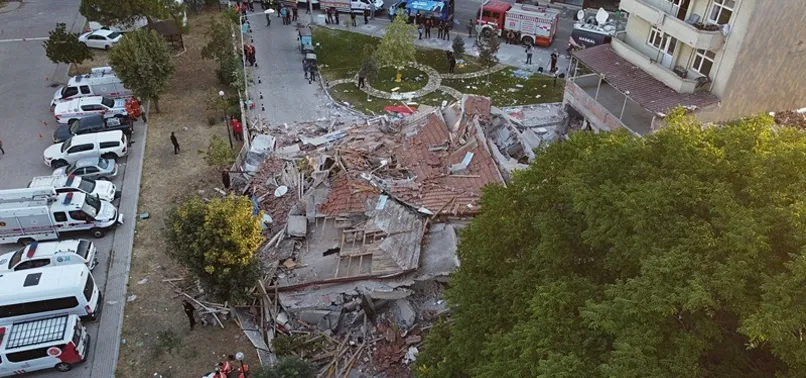 6,1'lik Balıkesir depremi İstanbul'da da hissedildi! Acı haber: 1 can kaybı | Yıkılan binanın müteahhidi ve sahibi gözaltında