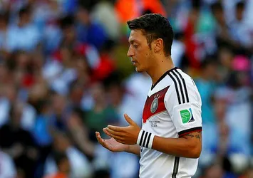 Uli Hoeness Mesut Özil’e yine hakaret etti!